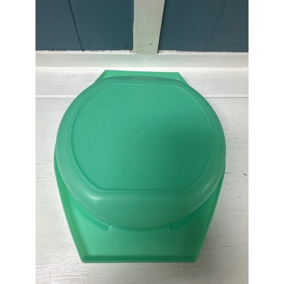 Vintage Tupperware Veggie Keeper Produce Storage Container Green Round Grid - Picture 3 of 5